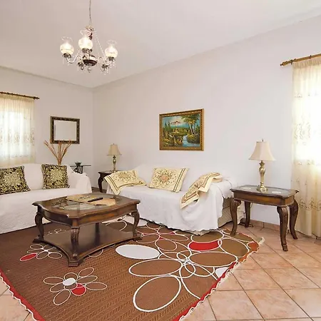 Sleeps 6 Air Con Wifi Villa Agostos