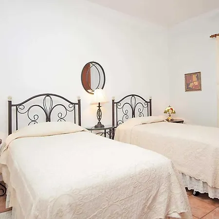 Sleeps 6 Air Con Wifi Villa Agostos